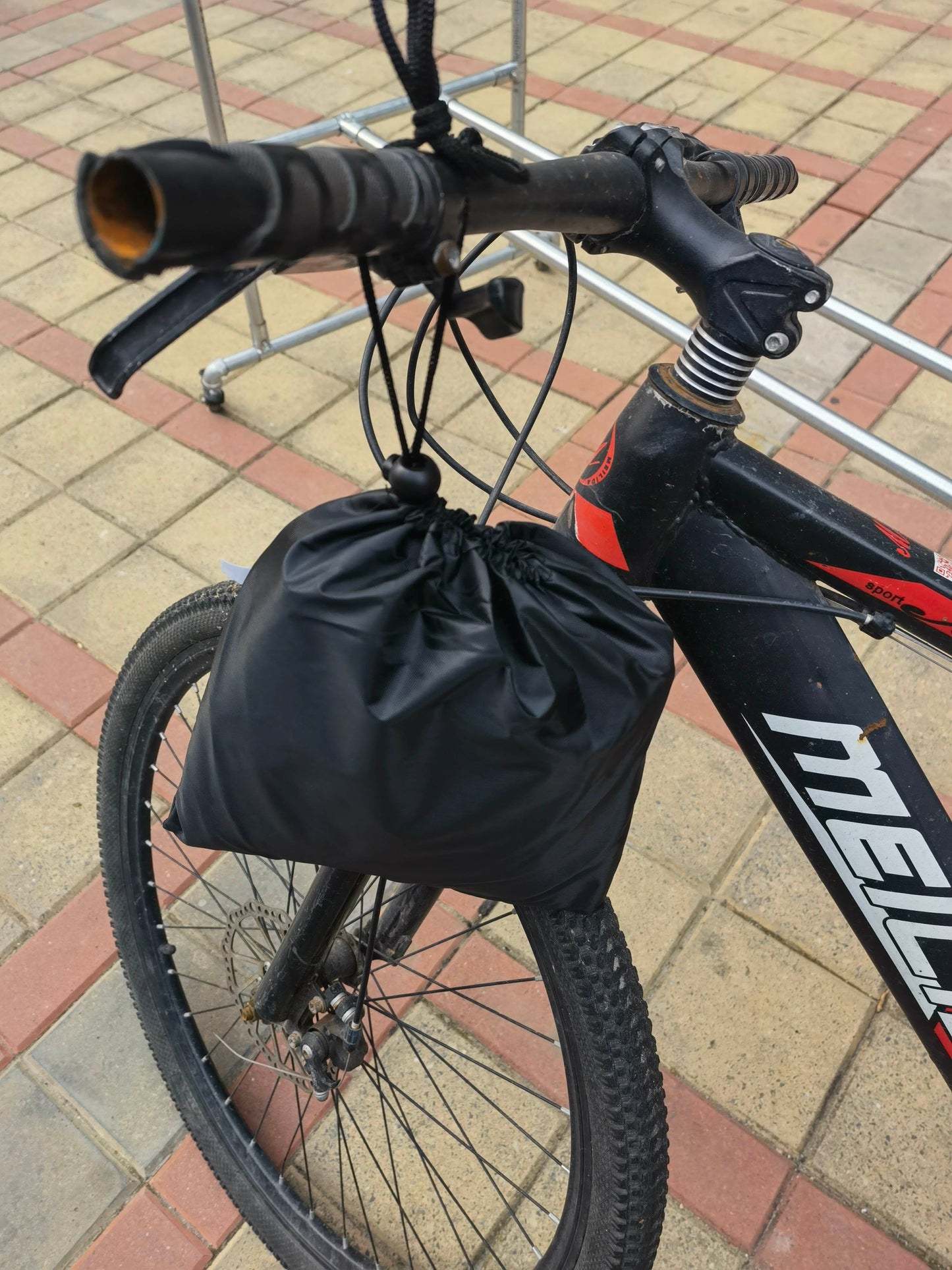 Housse Vélo - Imperméable et Résistante à la Poussière,UV - Pour VTT, Vélo de Route, Électrique et autres - Taille Universelle - Bâche pour Usage Extérieur . Livré avec un antivol+un sac de Transport