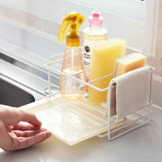 Ce rangement peut contenir toute sorte de  vaisselles et est installé sur votre évier. . c est un grand un optimisateur de rangement par sa conception, ses étagères multiples. 